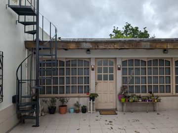 Dos casas en una con amplio patio y garage en venta - Merlo