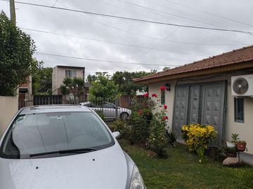 Dos casas en una con amplio patio y garage en venta - Merlo