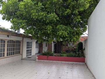 Dos casas en una con amplio patio y garage en venta - Merlo