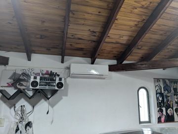 Dos casas en una con amplio patio y garage en venta - Merlo