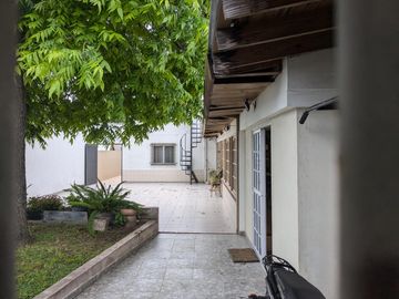 Dos casas en una con amplio patio y garage en venta - Merlo