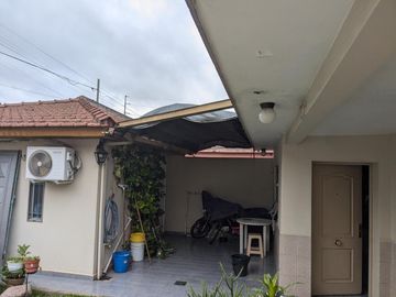 Dos casas en una con amplio patio y garage en venta - Merlo