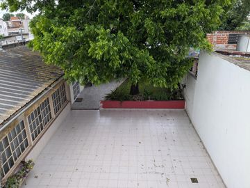 Dos casas en una con amplio patio y garage en venta - Merlo
