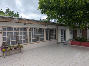 Dos casas en una con amplio patio y garage en venta - Merlo