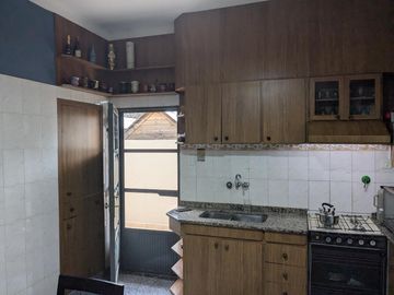 Dos casas en una con amplio patio y garage en venta - Merlo