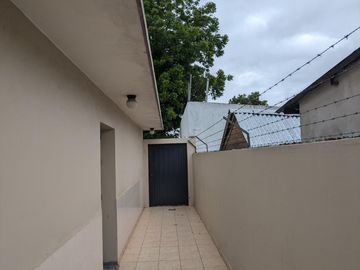 Dos casas en una con amplio patio y garage en venta - Merlo