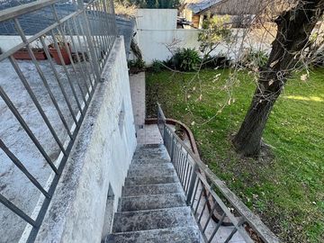 Casa de 6 ambientes con dos locales y gran fondo - Venta Directa!!