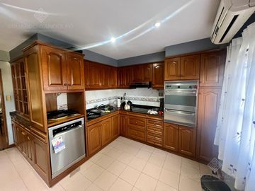 Casa de 6 ambientes con dos locales y gran fondo - Venta Directa!!
