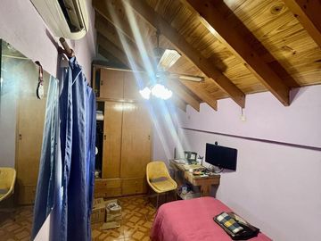 Casa de 6 ambientes con dos locales y gran fondo - Venta Directa!!