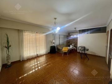 Casa de 6 ambientes con dos locales y gran fondo - Venta Directa!!