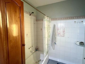 Casa de 6 ambientes con dos locales y gran fondo - Venta Directa!!