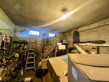 Casa de 6 ambientes con dos locales y gran fondo - Venta Directa!!