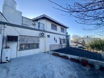 Casa de 6 ambientes con dos locales y gran fondo - Venta Directa!!