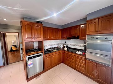 Casa de 6 ambientes con dos locales y gran fondo - Venta Directa!!