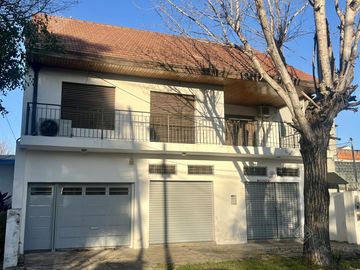 Casa de 6 ambientes con dos locales y gran fondo - Venta Directa!!