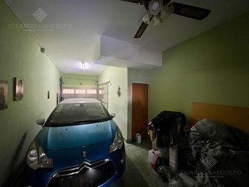 Casa de 6 ambientes con dos locales y gran fondo - Venta Directa!!
