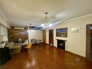 Casa de 6 ambientes con dos locales y gran fondo - Venta Directa!!