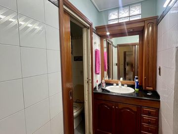 Casa de 6 ambientes con dos locales y gran fondo - Venta Directa!!