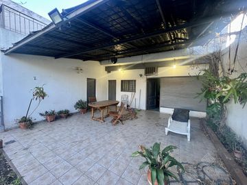 Casa de 6 ambientes con dos locales y gran fondo - Venta Directa!!