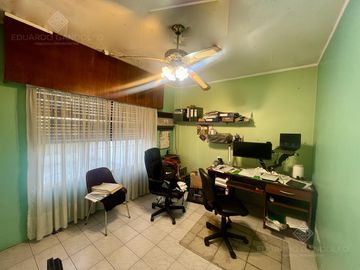 Casa de 6 ambientes con dos locales y gran fondo - Venta Directa!!
