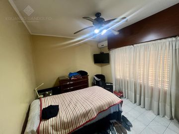 Casa de 6 ambientes con dos locales y gran fondo - Venta Directa!!