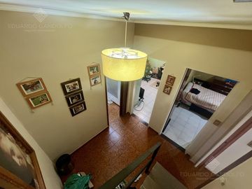 Casa de 6 ambientes con dos locales y gran fondo - Venta Directa!!