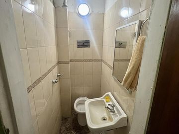 Casa de 6 ambientes con dos locales y gran fondo - Venta Directa!!