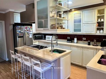 Venta Casa 8 ambientes en San Isidro – Jardín, pileta y 2 cocheras