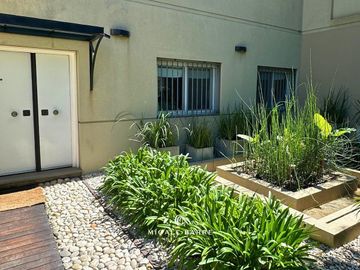 Venta Casa 8 ambientes en San Isidro – Jardín, pileta y 2 cocheras