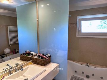 Venta Casa 8 ambientes en San Isidro – Jardín, pileta y 2 cocheras