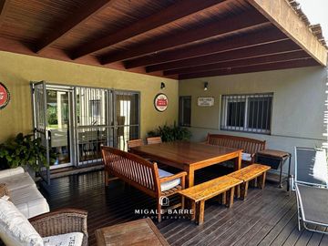 Venta Casa 8 ambientes en San Isidro – Jardín, pileta y 2 cocheras