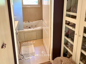 Venta Casa 8 ambientes en San Isidro – Jardín, pileta y 2 cocheras
