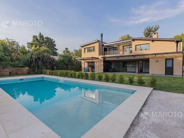 CASA EN VENTA EN BARRIO FINCAS DE MASCHWITZ - CINCO DORMITORIOS - MAROTO PROPIEDADES