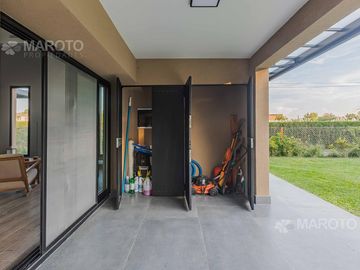 CASA EN VENTA EN BARRIO FINCAS DE MASCHWITZ - CINCO DORMITORIOS - MAROTO PROPIEDADES