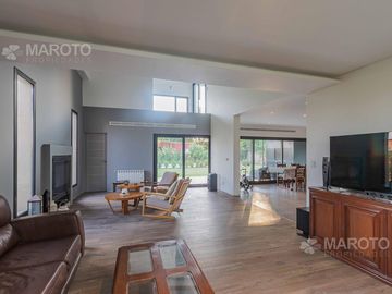 CASA EN VENTA EN BARRIO FINCAS DE MASCHWITZ - CINCO DORMITORIOS - MAROTO PROPIEDADES