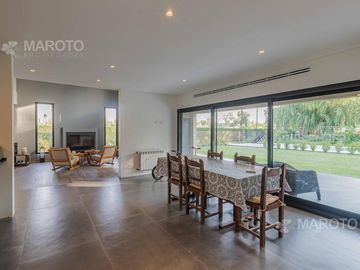 CASA EN VENTA EN BARRIO FINCAS DE MASCHWITZ - CINCO DORMITORIOS - MAROTO PROPIEDADES