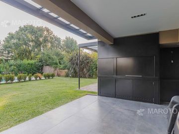 CASA EN VENTA EN BARRIO FINCAS DE MASCHWITZ - CINCO DORMITORIOS - MAROTO PROPIEDADES