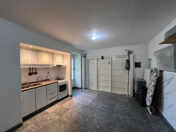 Amplia casa con patio y cochera a la Venta en Wilde Centro