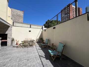 Amplia casa con patio y cochera a la Venta en Wilde Centro