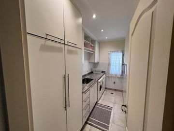 Amplia casa con patio y cochera a la Venta en Wilde Centro