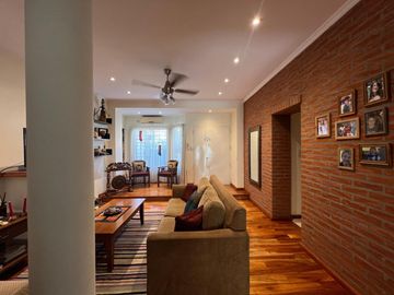 Amplia casa con patio y cochera a la Venta en Wilde Centro