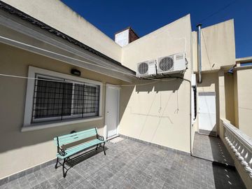 Amplia casa con patio y cochera a la Venta en Wilde Centro