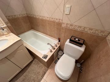Amplia casa con patio y cochera a la Venta en Wilde Centro