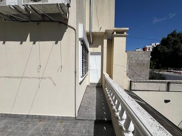 Amplia casa con patio y cochera a la Venta en Wilde Centro