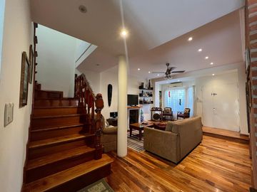 Amplia casa con patio y cochera a la Venta en Wilde Centro