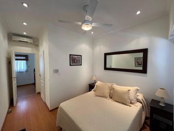Amplia casa con patio y cochera a la Venta en Wilde Centro