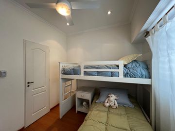 Amplia casa con patio y cochera a la Venta en Wilde Centro