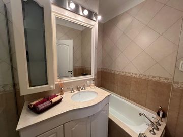 Amplia casa con patio y cochera a la Venta en Wilde Centro