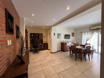 Amplia casa con patio y cochera a la Venta en Wilde Centro