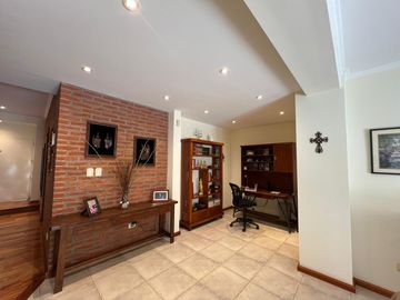 Amplia casa con patio y cochera a la Venta en Wilde Centro